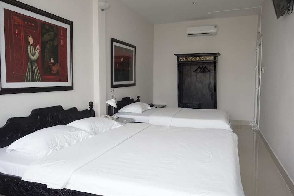 Deluxe Double Room, Multiple Beds, Bathtub, City View photo 1