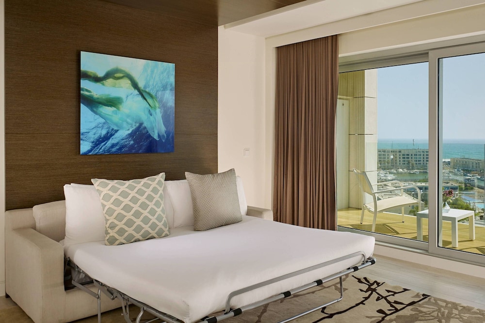Family Suite, 1 Bedroom, 1 King Bed, Partial Sea View