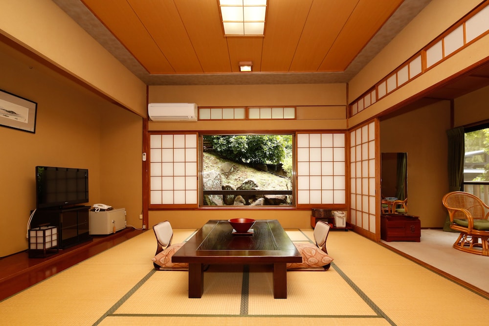 Japanese Style Quadruple Room with Separate Sitting Area (Private Hot Spring Bath) photo 2