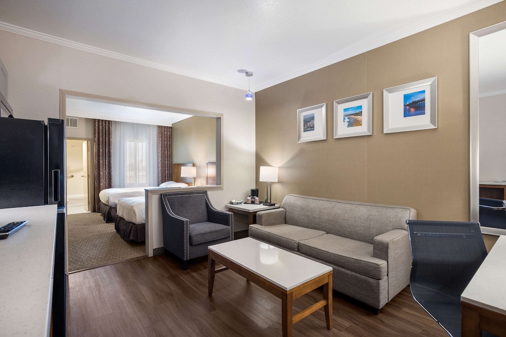 Suite, 2 Double Beds, Non Smoking - Photo 3