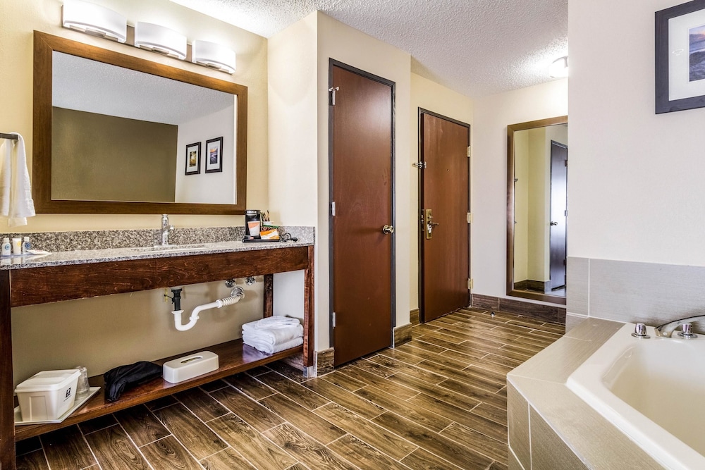 Suite, 1 King Bed, Non Smoking, Jetted Tub - Photo 3