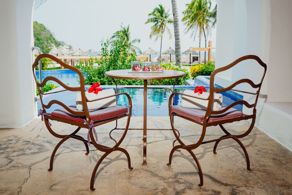Deluxe King with pool sea view - Photo 12