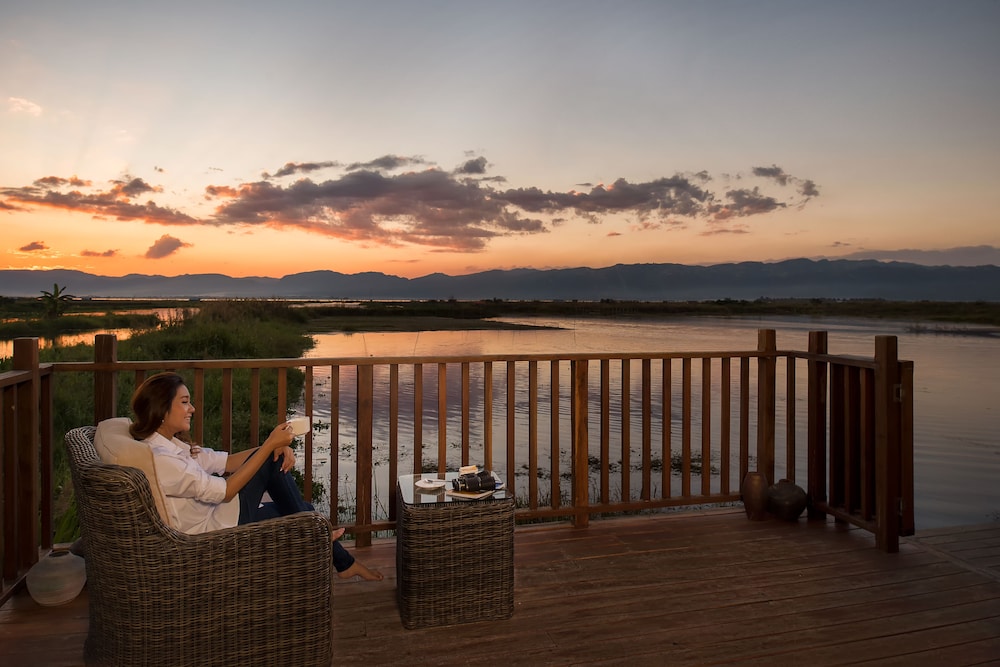Deluxe Villa, 1 King Bed, Lake View photo 2
