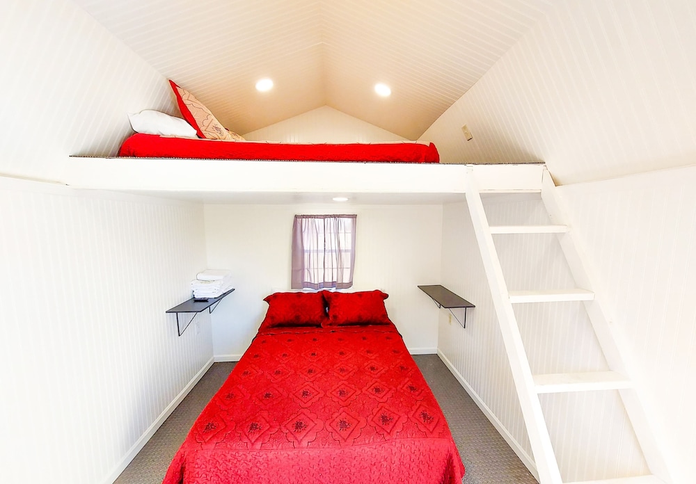 Economy Cabin, 2 Queen Beds