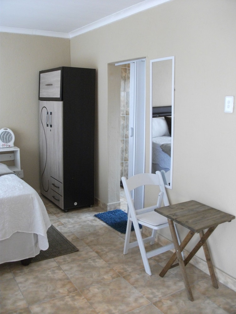 Standard Twin Room photo 2