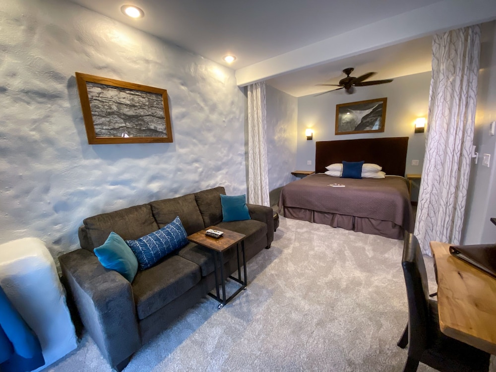 Luxury Suite, 1 King Bed, Non Smoking, Resort View (Suite 3) photo 1