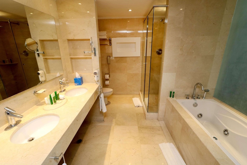1 King Bed, 1 Bedroom Suite - Photo 4