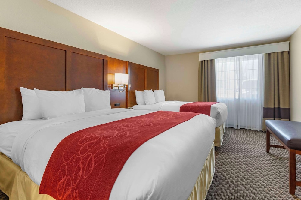 Suite, Non Smoking, Balcony (2 Queen Beds, Sofa, Flat Screen TV) photo 3