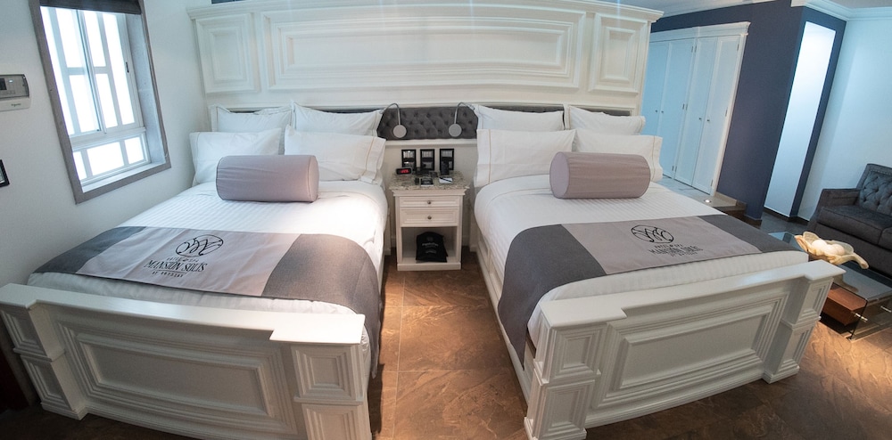 Junior Suite Two Queen Beds - Photo 1