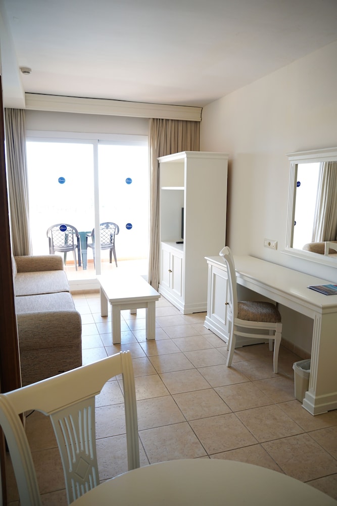 Family Quadruple Room (2 adults + 2 children) Family Quadruple Room (2 adults + 2 children)