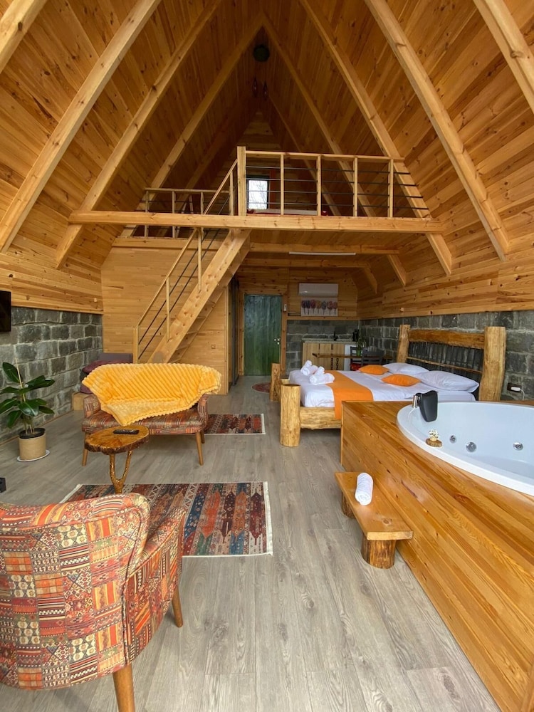 Basic Bungalow, Patio, Mountain View