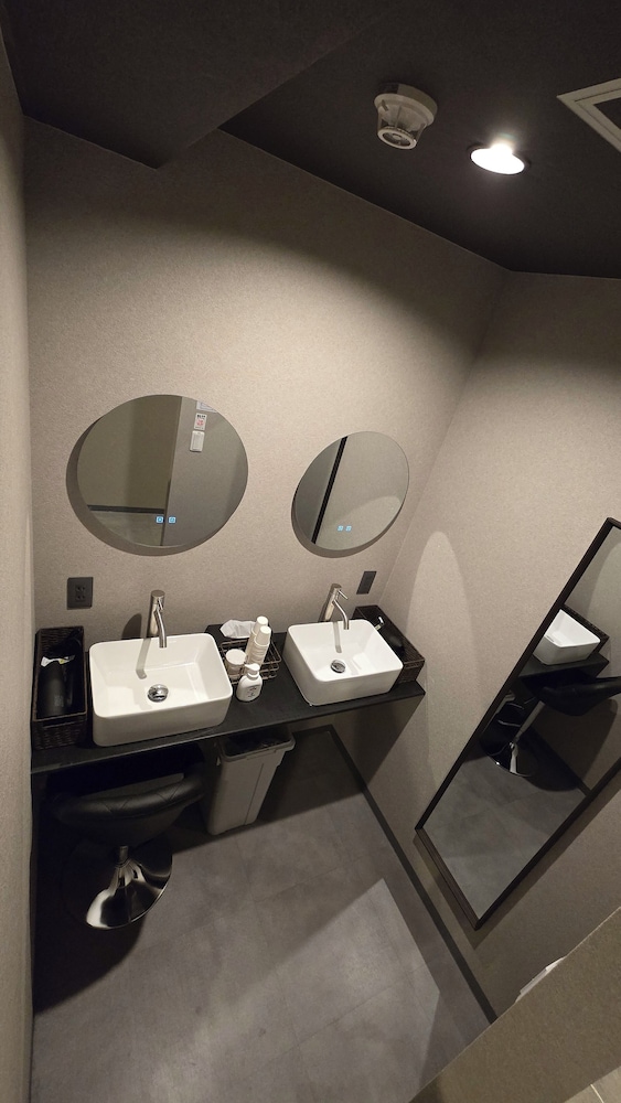 Standard Double Capsule Room Single Use, Non Smoking, Shared Bathroom - Photo 2
