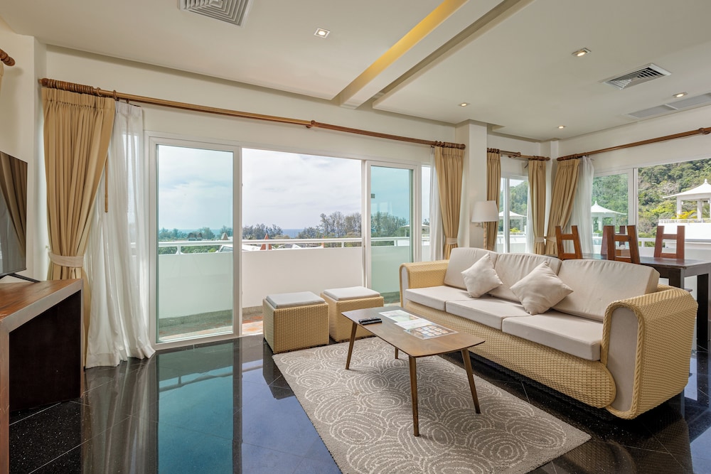 One Bedroom Penthouse Suite with Rooftop Jacuzzi - Photo 8
