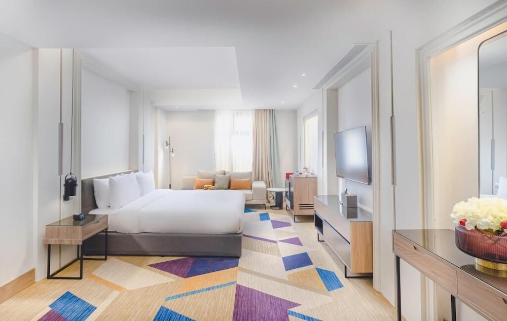 Deluxe Room, 1 King Bed - Photo 1
