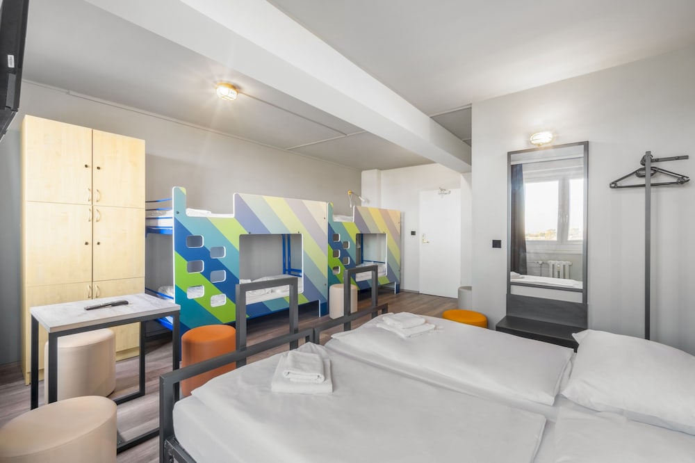 6-Bed Room photo 3