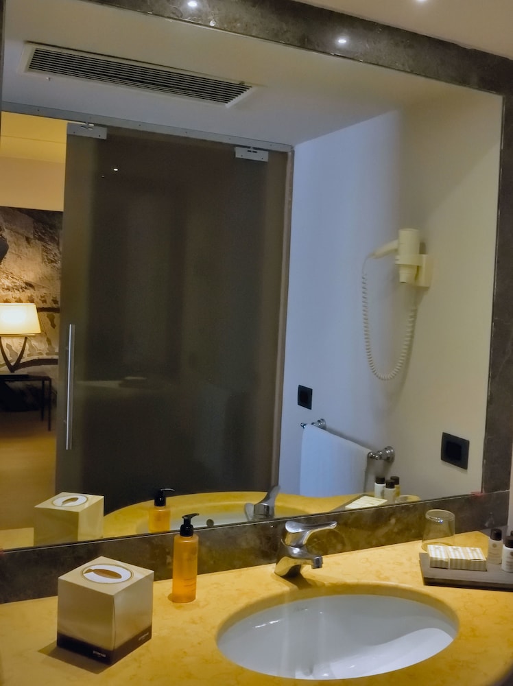 Junior Suite Double or Twin Beds - Photo 7