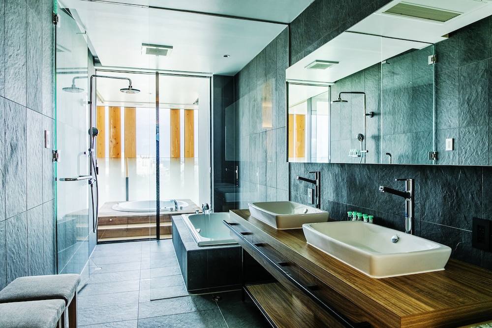 Luxury Suite - Photo 17