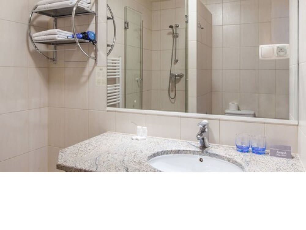 Classic Triple Room, Ensuite photo 3