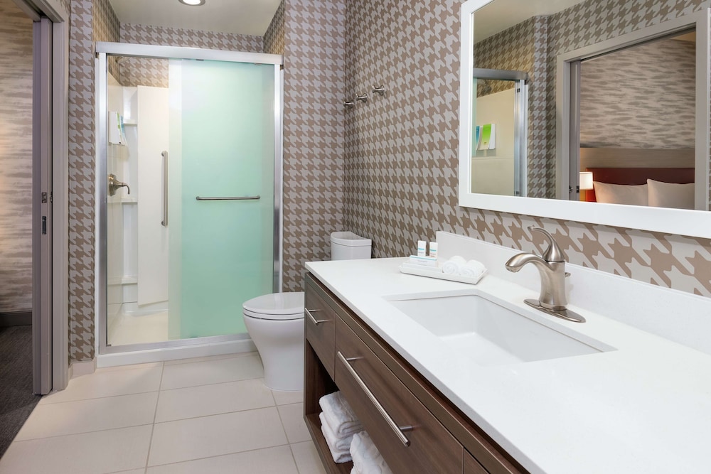 Suite, 1 King Bed, Accessible (Roll-In Shower) thumbnail 6