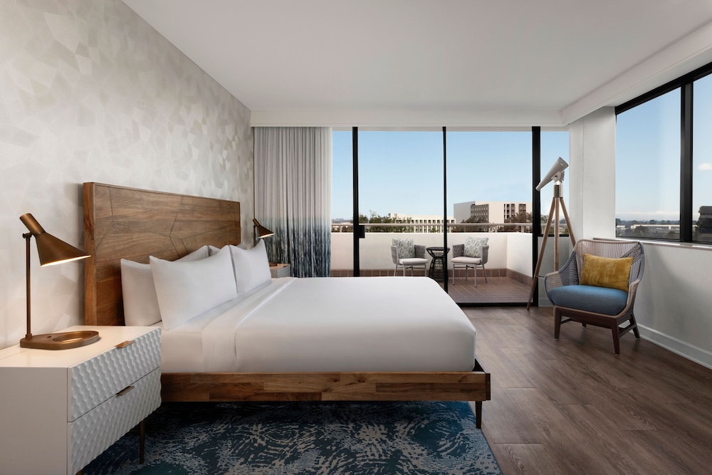 Executive Suite, 1 Bedroom, Balcony - Photo 7