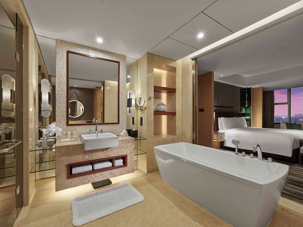 1 Bedroom Deluxe Suite thumbnail 5