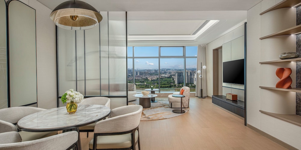 Suite, 1 Bedroom (Dining Area)