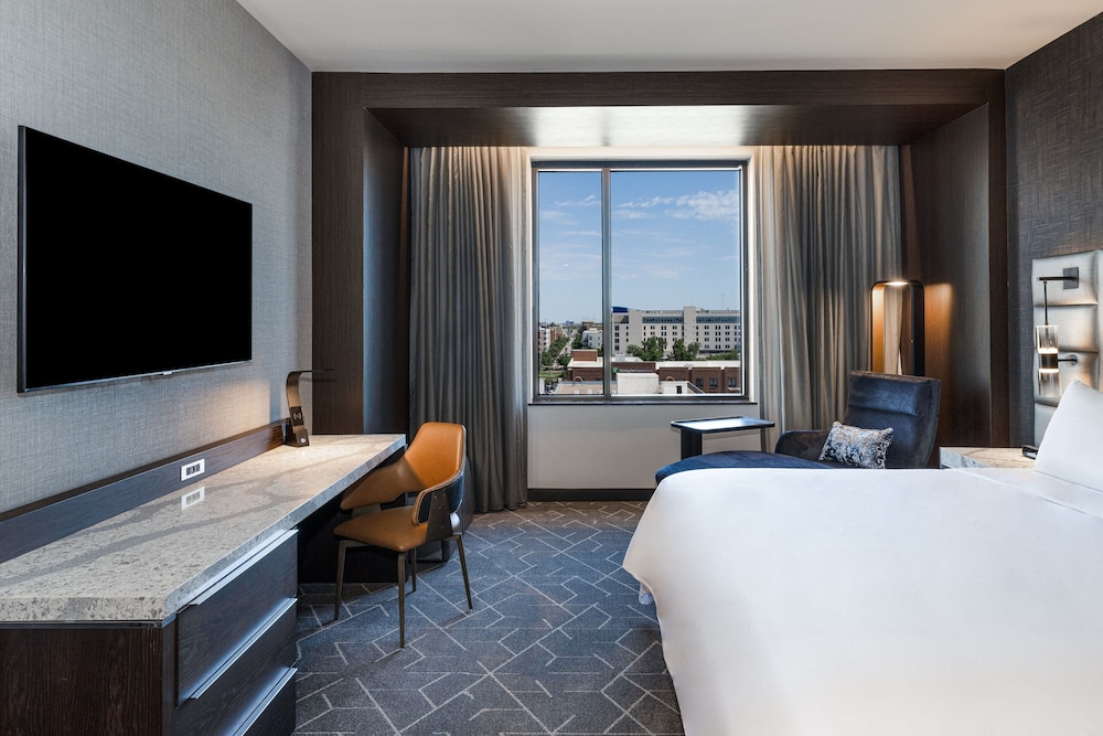Deluxe Room, 1 King Bed, City View (Hearing Accessible) photo 3