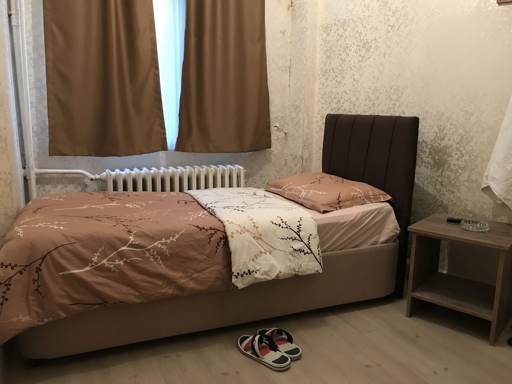 Economy Room, 1 Twin Bed, Non Smoking, Shared Bathroom photo 3