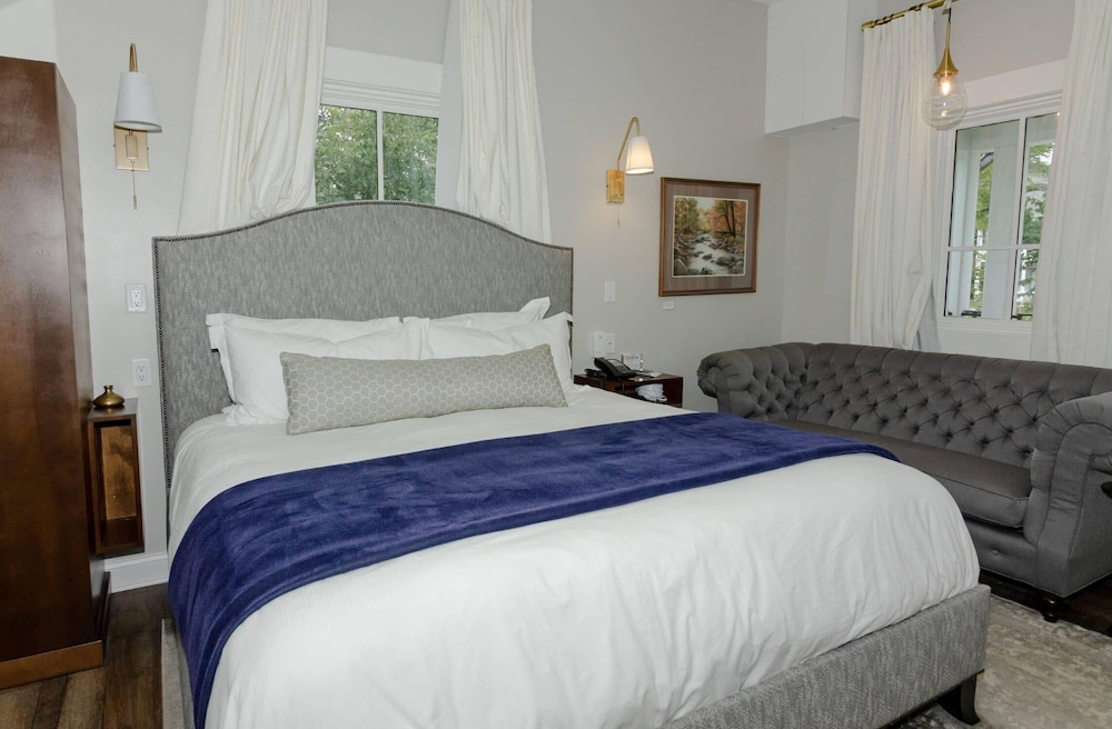 Standard Room, 1 King Bed, Non Smoking - Photo 5