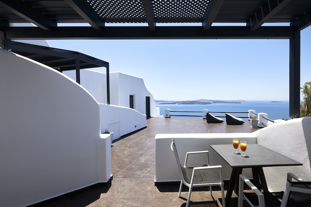 Elegant Suite with outdoor heated private Jacuzzi - Photo 24