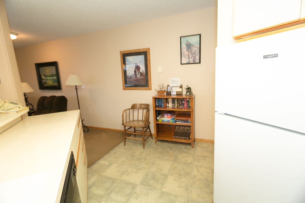 Deluxe Room, Multiple Beds, Kitchen, Pool View (1 Bedroom Dlx -Room 201-Pet Friendly) - Photo 8