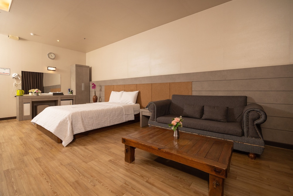 Standard Family Room - Photo 4