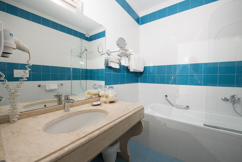 Superior Room, Sea View - Photo 10