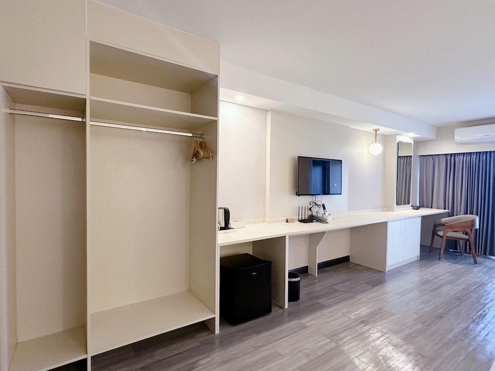 Deluxe Double or Twin Room, Balcony, City View photo 2