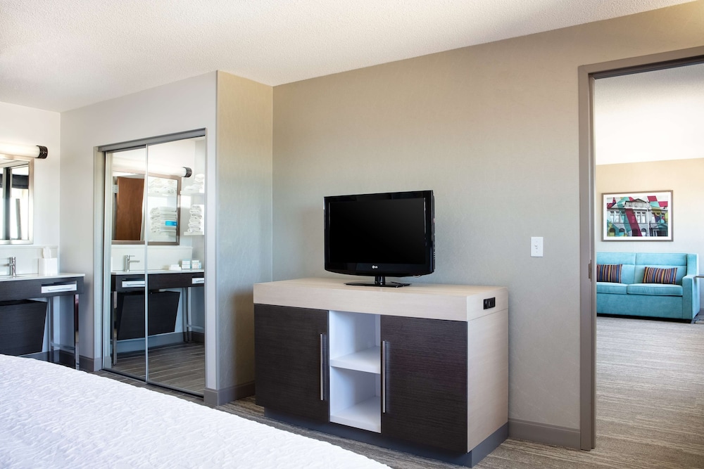 Suite, 1 King Bed, Non Smoking - Photo 2