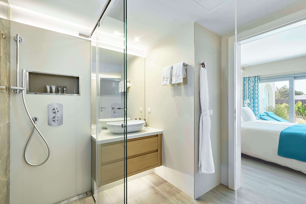 Suite (Laguna- Family area)