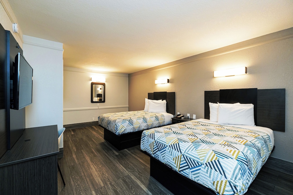 Standard Room, 2 Double Beds, Smoking - Photo 5