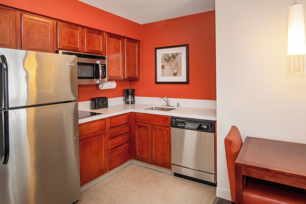 Suite, 2 Bedrooms (Mobility/Hearing Access, Roll-In Shwr) - Photo 4
