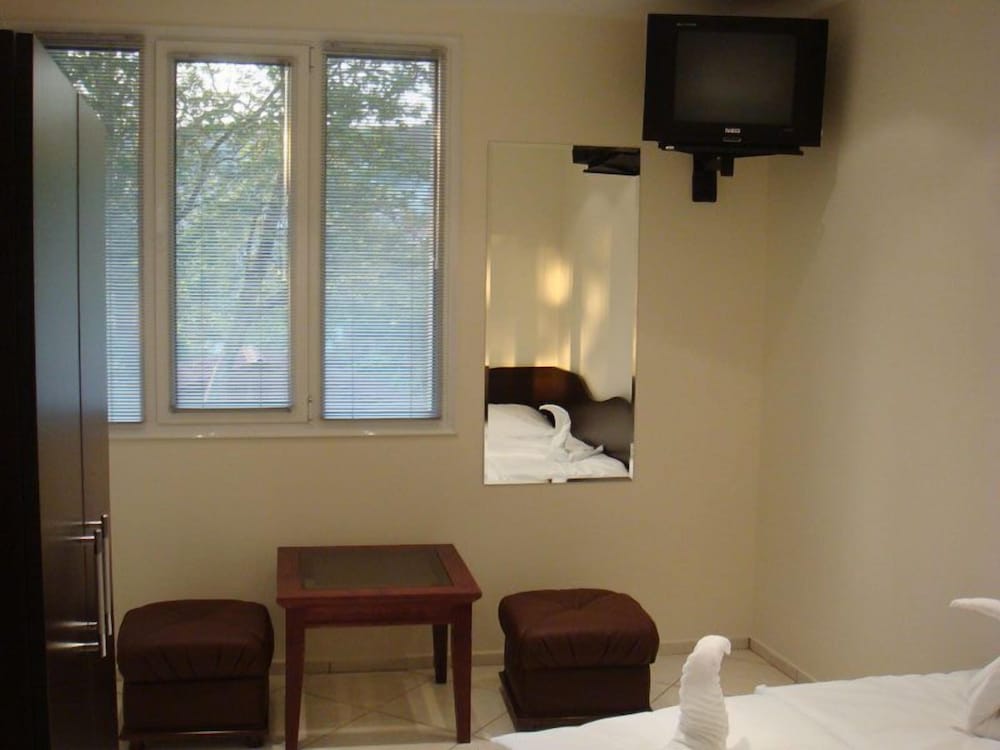 Single Room, Pool View photo 1