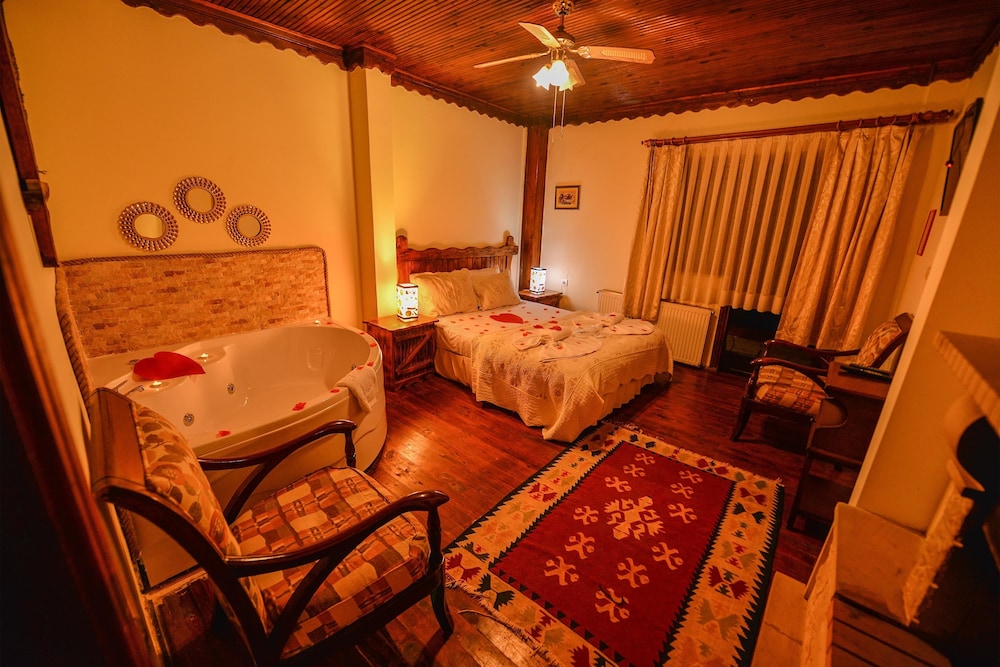 Deluxe Double Room with Spa Bath and Fireplace photo 3