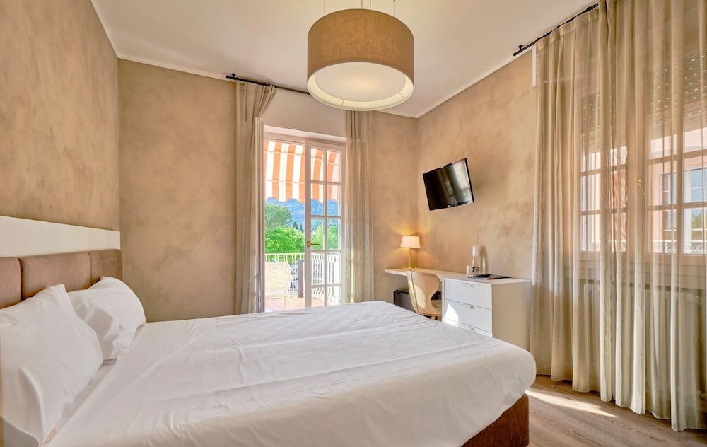 Double or Twin Room, Lake View - Photo 5