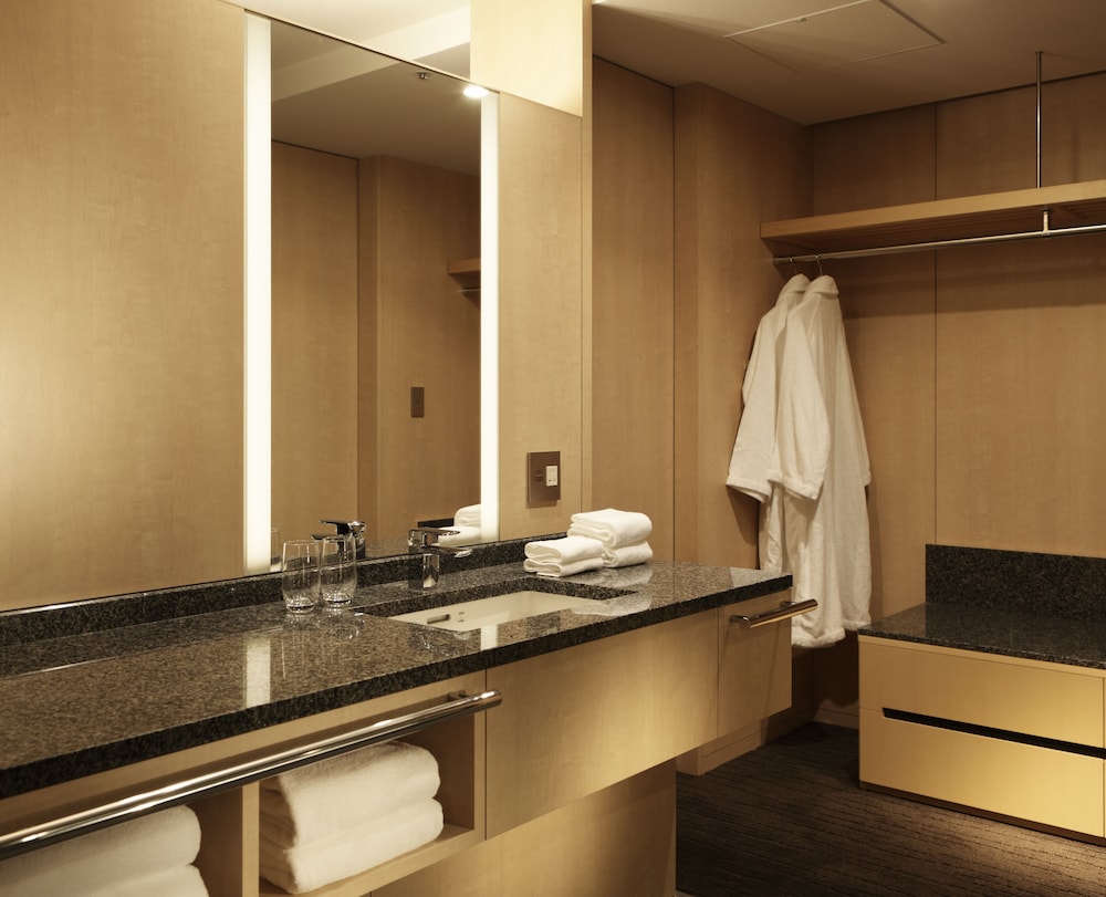 Club Deluxe King, Non Smoking (Breakfast & Club Lounge Access Included) - Photo 15