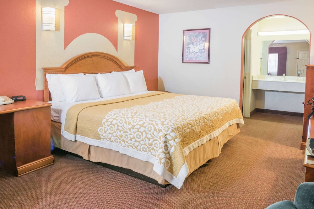 Efficiency, Standard Room, 1 King Bed, Non Smoking - Photo 1