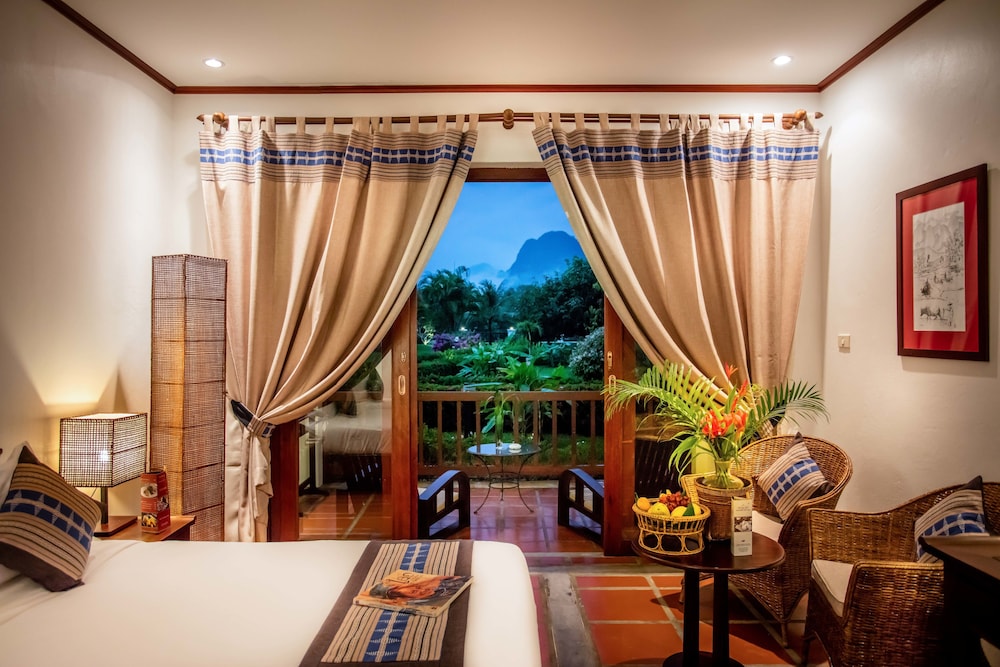 Deluxe Room, 1 King Bed, Mountain View