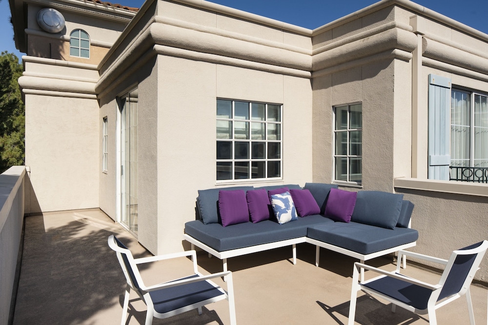 Suite, 1 King Bed, Balcony, Courtyard View - Photo 6