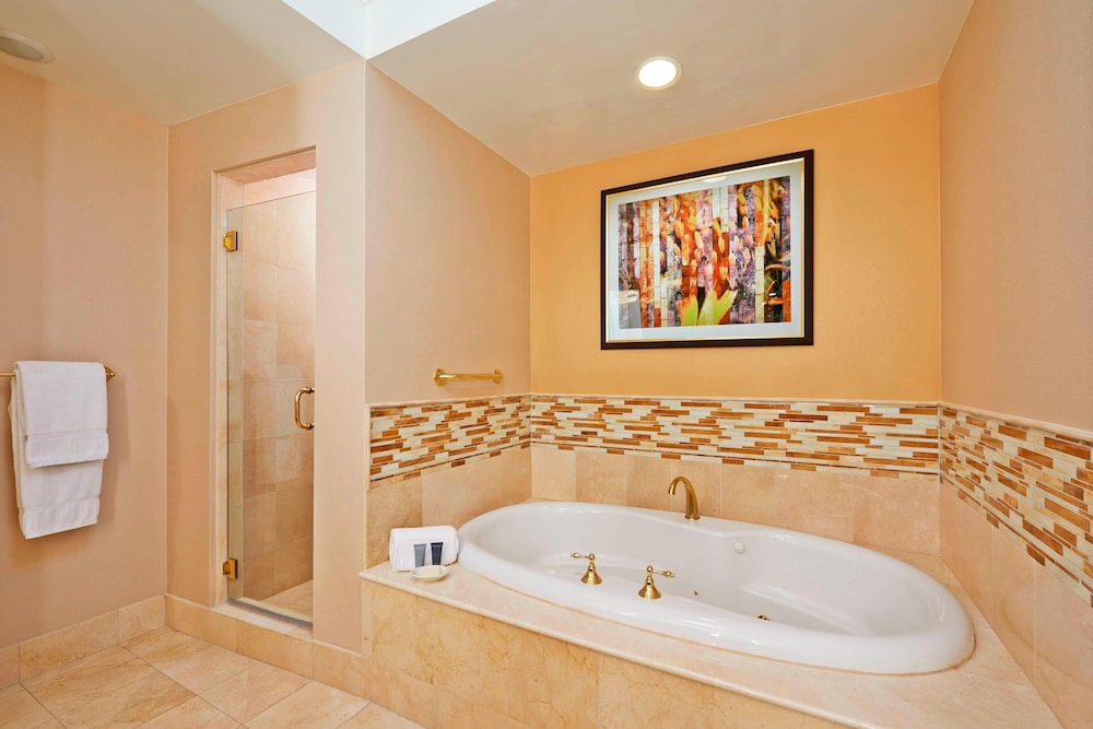 Deluxe Room, 2 Queen Beds, Balcony - Photo 7