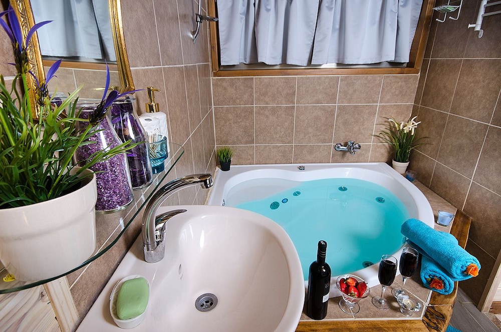 Romantic Cabin, 1 King Bed, Hot Tub, Ground Floor photo 2