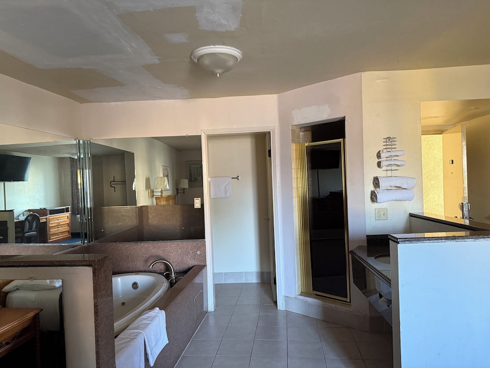 Suite, 1 King Bed, Smoking