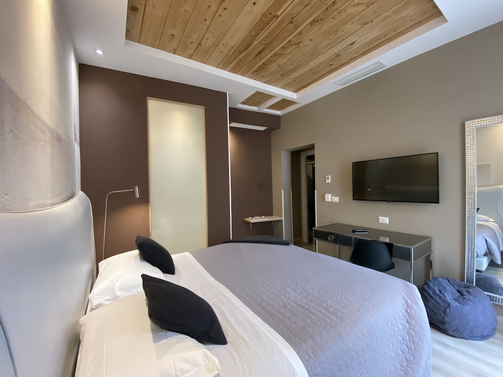 Deluxe Double or Twin Room - Photo 7