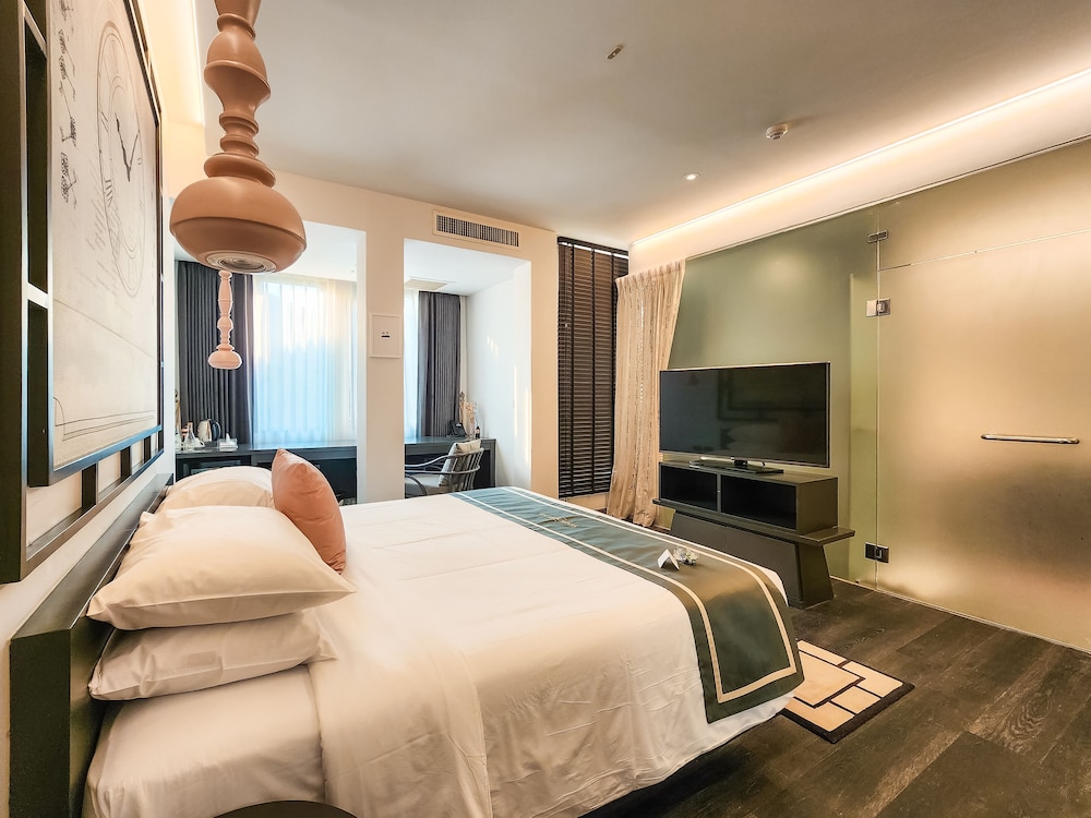 Deluxe King Room - Photo 4